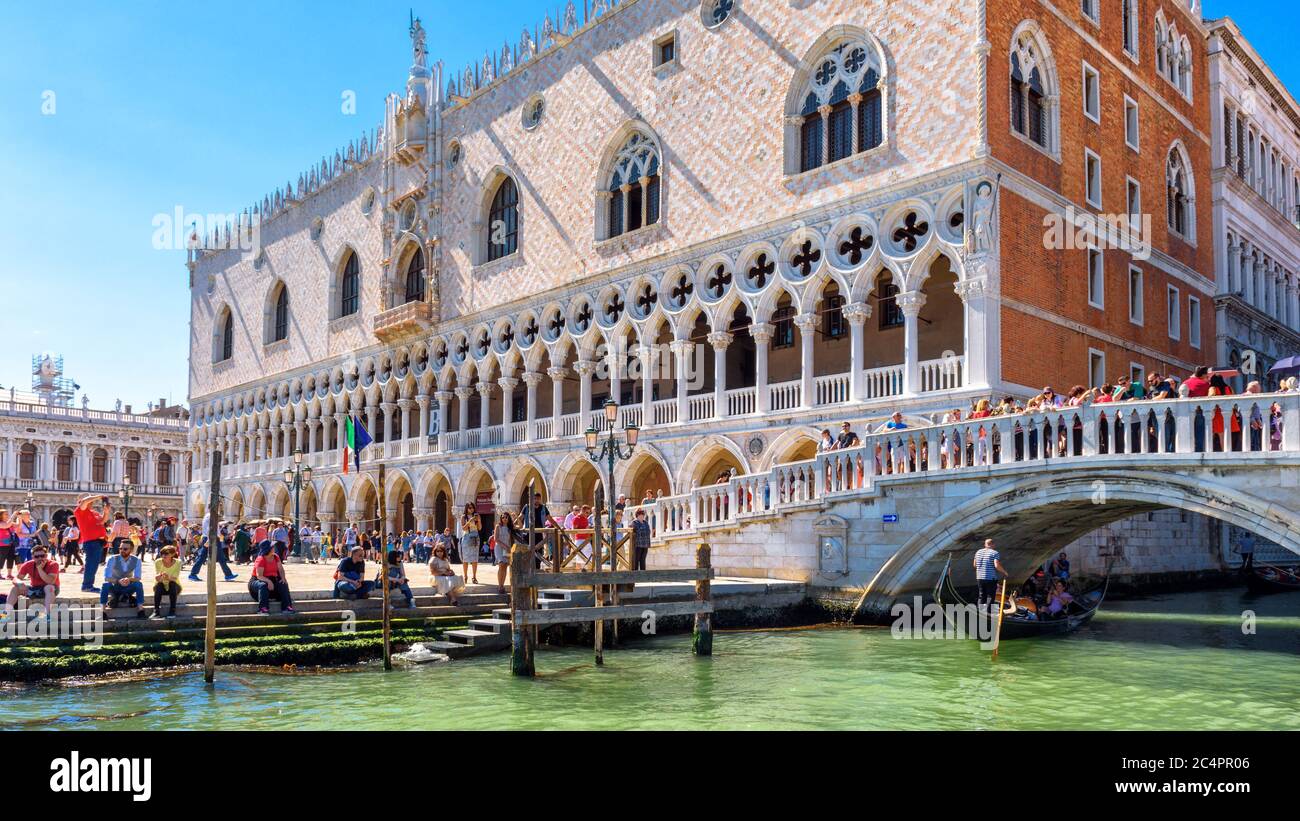 Venedig, Italien - 21. Mai 2017: Schöner alter Dogenpalast`s sonnigen Tag in Venedig. Es ist eine berühmte Touristenattraktion von Venedig. Panoramablick auf Emban Stockfoto